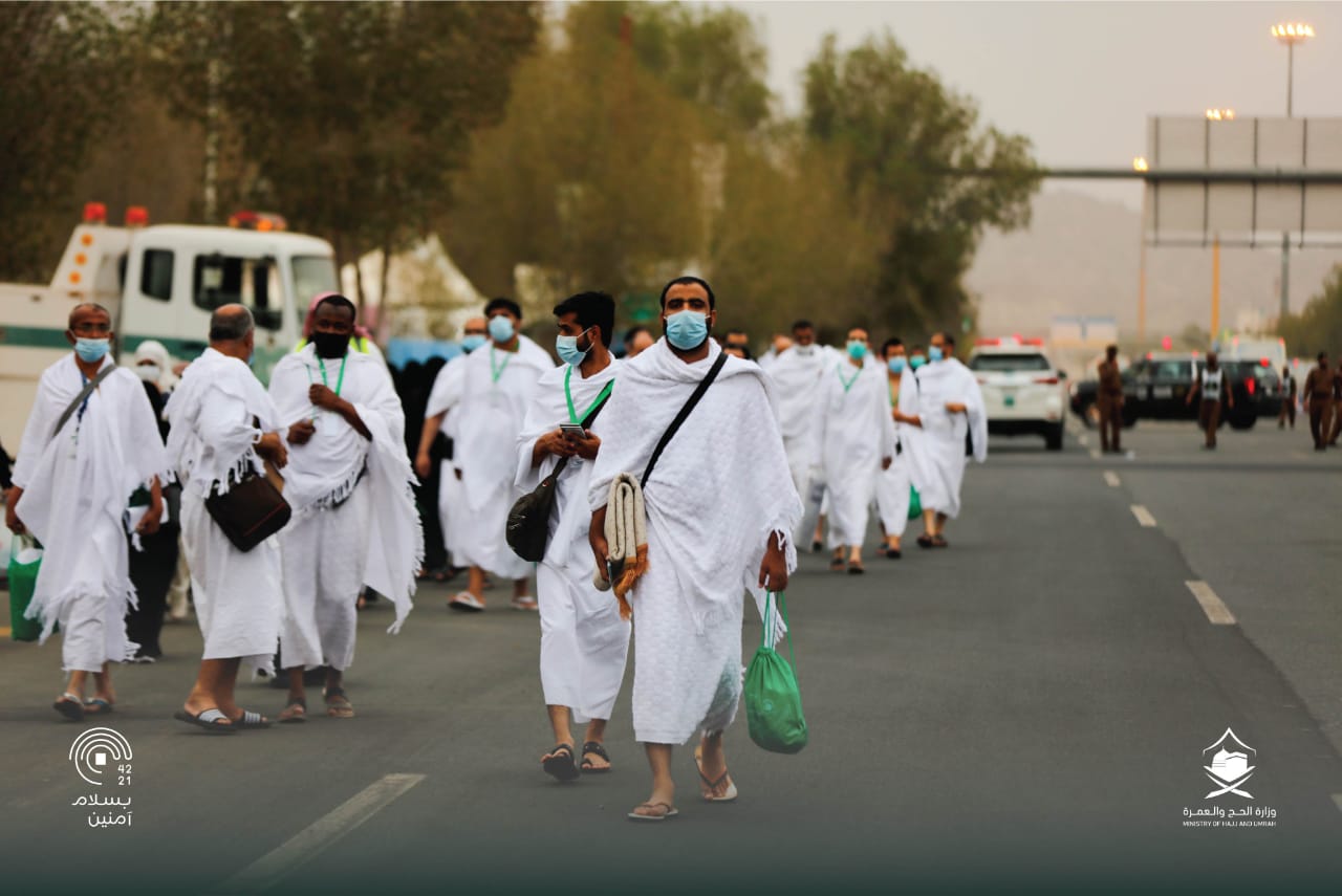 أعداد قليلة من الحجاج يقفون على صعيد عرفات نتيجة إجراءات سعودية شديدة بسبب کورونا