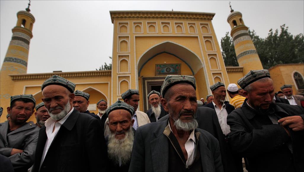 الصين تجبر مسلمي أقلية الإيغور على أكل الخنزير وشرب الخمر