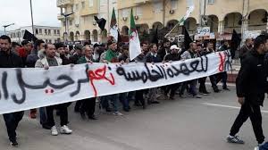 انتفاض الشارع الجزائري ضد ترشح بوتفليقة لولاية خامسة والشرطة تستخدم القوة لتفريق المظاهرات